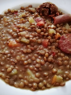 Una foto de Unas lentejas con chistorra y salchichón