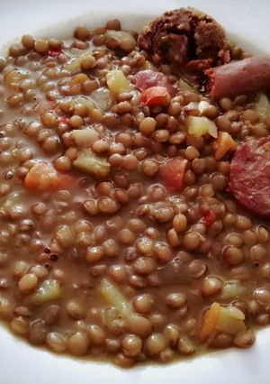 Una foto de Unas lentejas con chistorra y salchichón