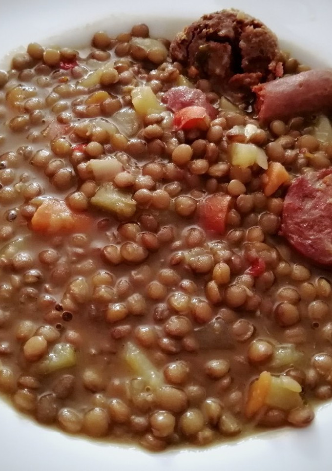 Una foto de Unas lentejas con chistorra y salchichón