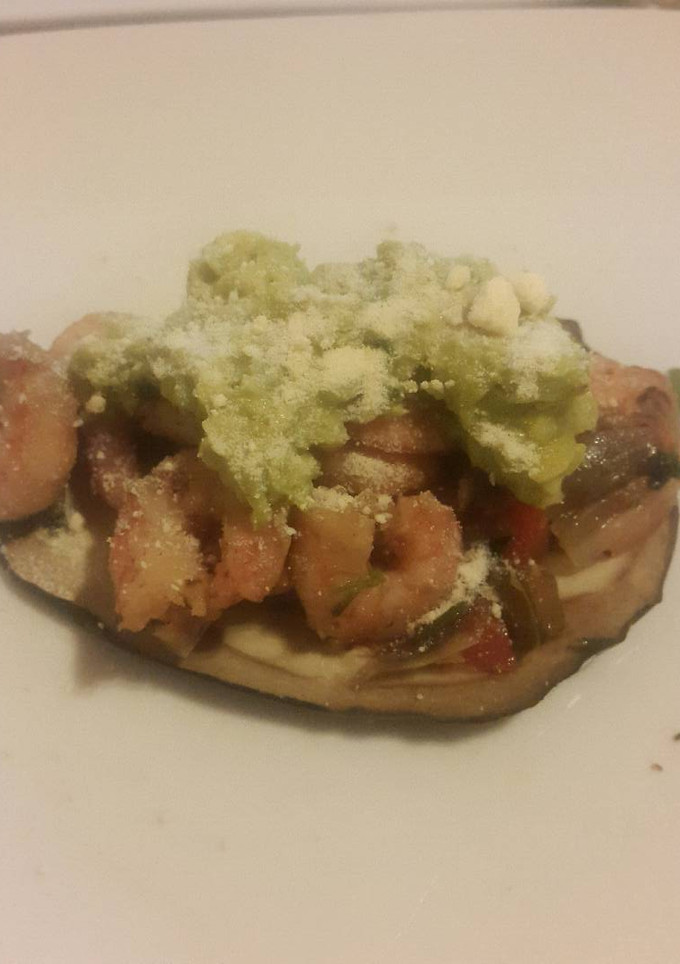 Una foto de Tacos de Berenjena con camarones y guacamole