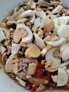 Una foto de Ensalada campera de pimientos y cebolla con atún y anchoas en Thermomix
