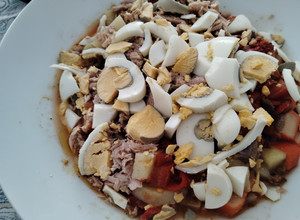 Foto principal de Ensalada campera de pimientos y cebolla con atún y anchoas en Thermomix