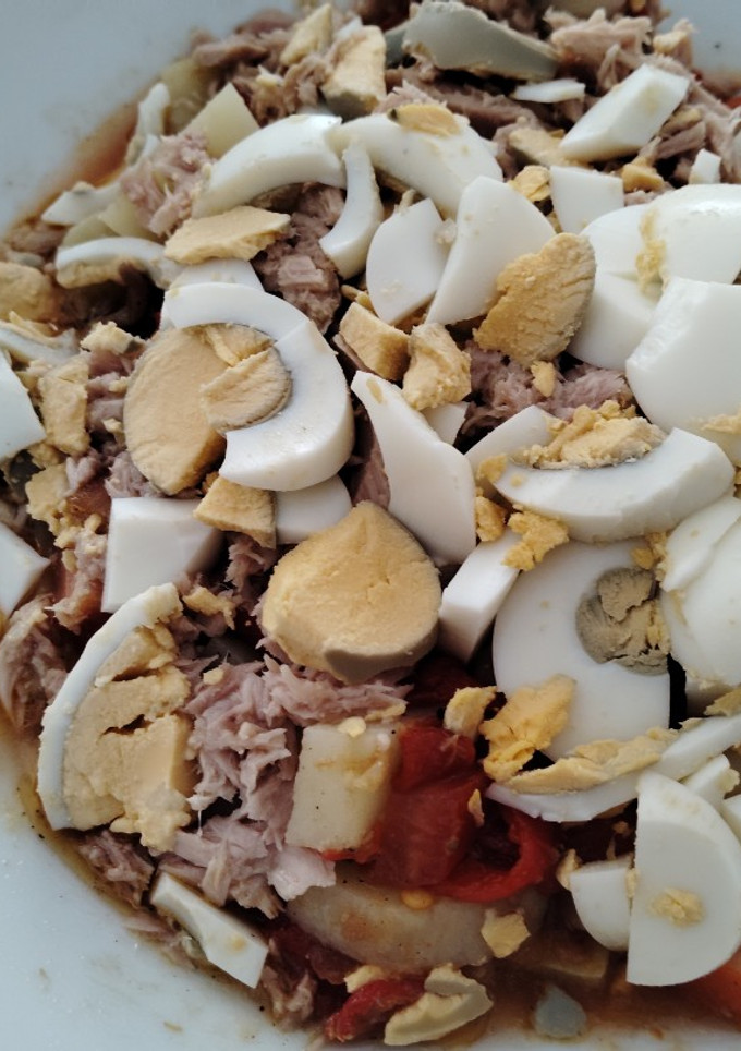 Una foto de Ensalada campera de pimientos y cebolla con atún y anchoas en Thermomix