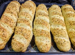 Una foto de PAN De Orégano🥖 y Queso Parmesano..!🧀