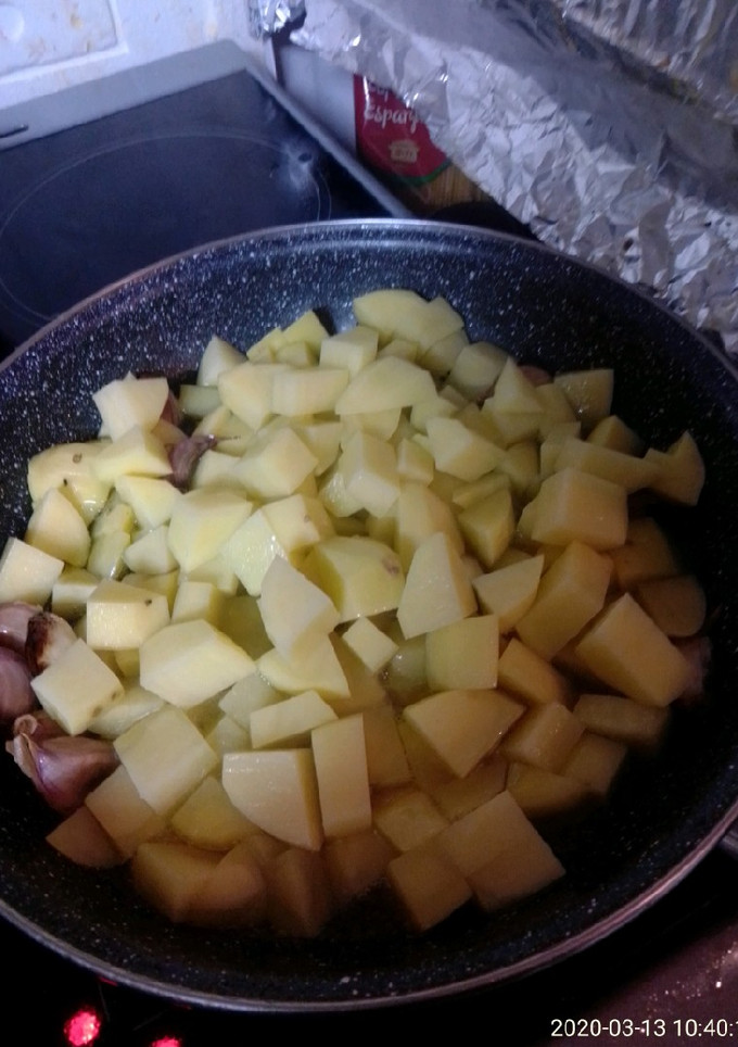 Una foto de Patatas al ajillo