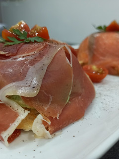 Una foto de Canapés de salmón y jamón con huevo queso y aguacate
