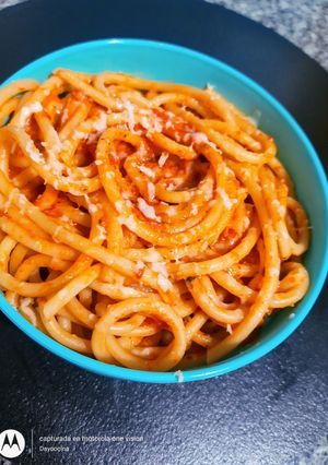 Una foto de Bucattini En Salsa De Ajo