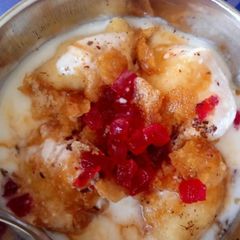 A picture of Dahi bhalle.