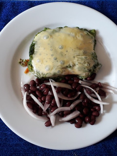 Una foto de Pastel de verduras verdes con ensalada de porotos negros