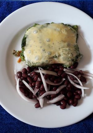 Una foto de Pastel de verduras verdes con ensalada de porotos negros