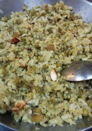 A picture of Banaras style choora (poha)matar.