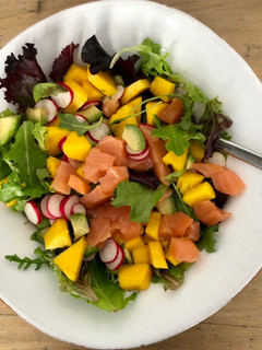 Une photo de Salade avocat, saumon et mangue