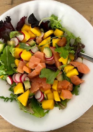 Une photo de Salade avocat, saumon et mangue