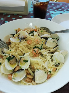 Una foto de Fideos con almejas y camarones