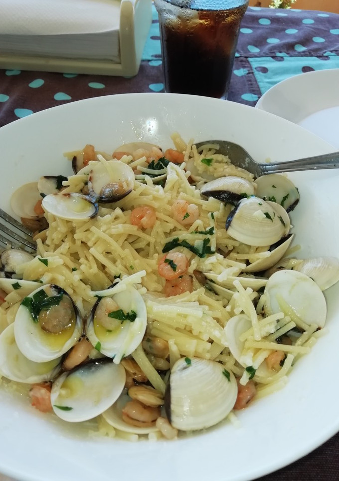 Una foto de Fideos con almejas y camarones