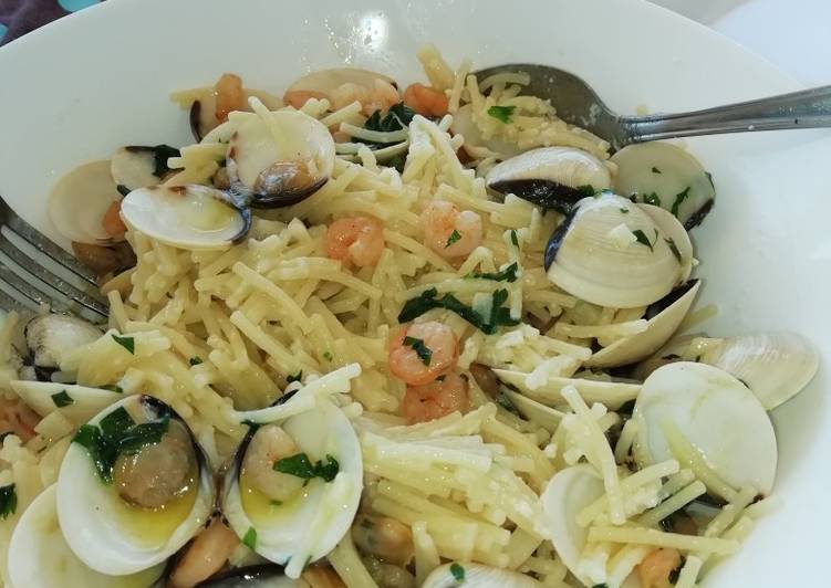 Fideos con almejas y camarones