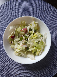 Фото Легкий салат 🥗 з редискою, Айсбергом, свіжим огірком, оливками, та мікрозелень.