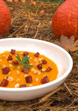 Une photo de Soupe hivernale au potimarron, éclats de noisette et chorizo