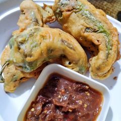 A picture of Aloo bhari mirchi pakora.