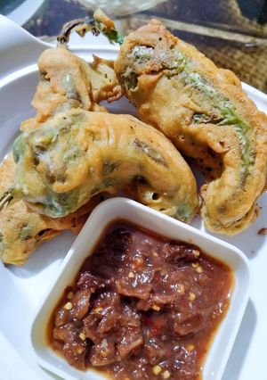 A picture of Aloo bhari mirchi pakora.