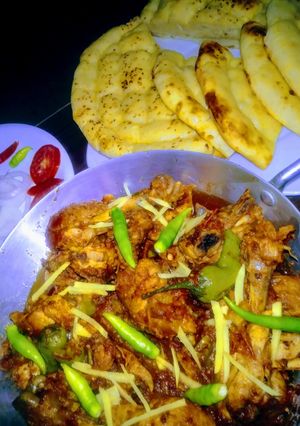 A picture of Chicken fry karahi with turkish pide bread.