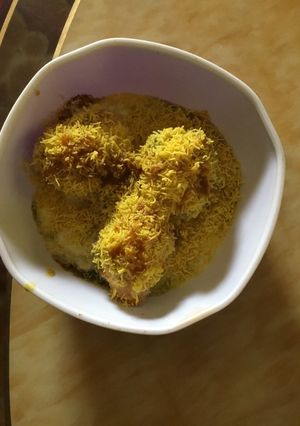 A picture of Dahi wada.