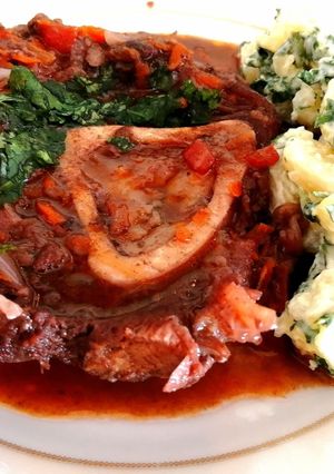 Una foto de Osobuco al Vino Tinto (carne a la cacerola)