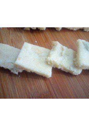 A picture of Suji tukri burfi (without sugar).