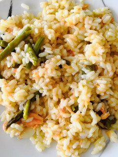 Una foto de Risotto de salmón y espárragos