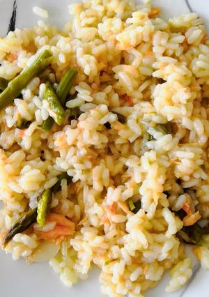 Una foto de Risotto de salmón y espárragos