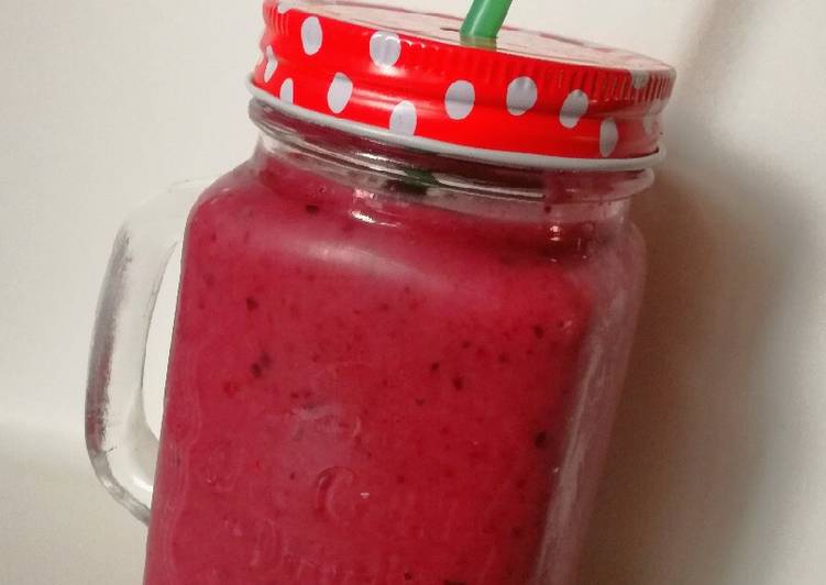 Smoothie de frutos rojos y plátano sin azúcar fit