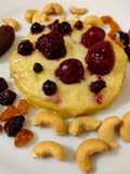 Tosta de Torta de Barros con frutas del bosque y frutos secos