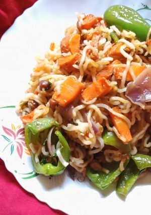 ভেজ চাউমিন (vej chao mien recipe in Bengali) রেসিপির প্রধান ছবি