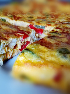 Una foto de Tortilla de bacalao y pimientos