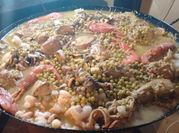 Una foto de paella de camarones