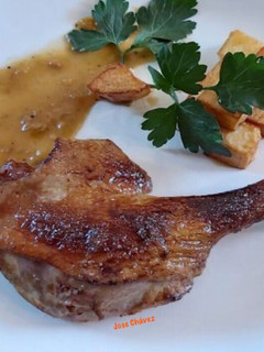 Una foto de Confit de Pato con Salsa de Vino dulce