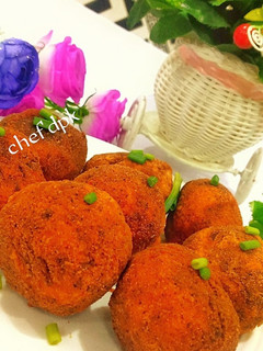 A picture of Mashed potato balls.