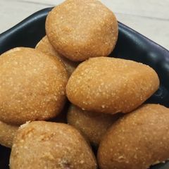 A picture of Besan Ladoo.