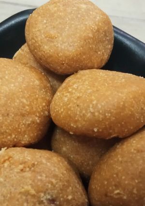 A picture of Besan Ladoo.