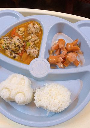 Hình của món Ăn dặm - cơm thịt vo viên sốt cà chua / xúc xích rán.