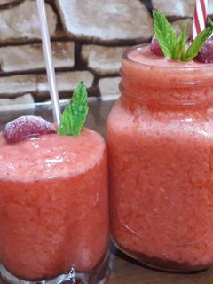 صورة لوصفة في دقيقتين حضري اروع سموثي فراولة🍓🍓لذيذ جداً ومنعش