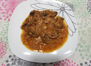 Una foto de Mollejas de pollo encebolladas