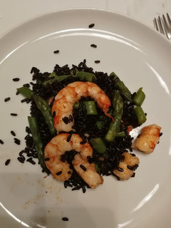 Foto di Riso Venere, asparagi e gamberi