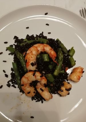 Foto di Riso Venere, asparagi e gamberi