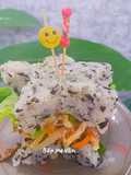 Burger cơm rong biển thịt gà rau củ