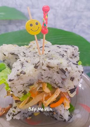 Hình của món Burger cơm rong biển thịt gà rau củ.