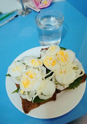 Hình của món Bánh mì đen kẹp trứng.