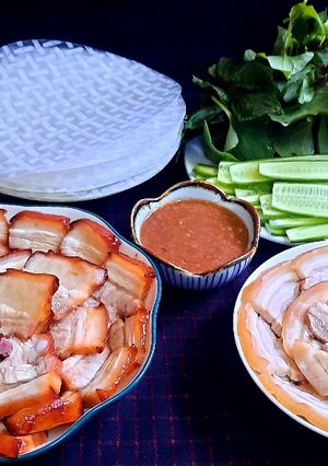 Hình của món Thịt xá xíu + thịt luộc cuốn bánh tráng chấm mắm nêm.