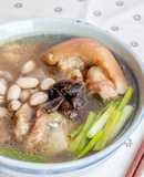 【老菜脯花生豬腳湯】湯頭清爽甘甜，天然的養顏補品