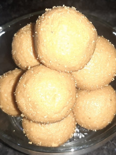 बेसन के लड्डू (besan ke ladoo recipe in Hindi) रेसिपी मुख्य फोटो